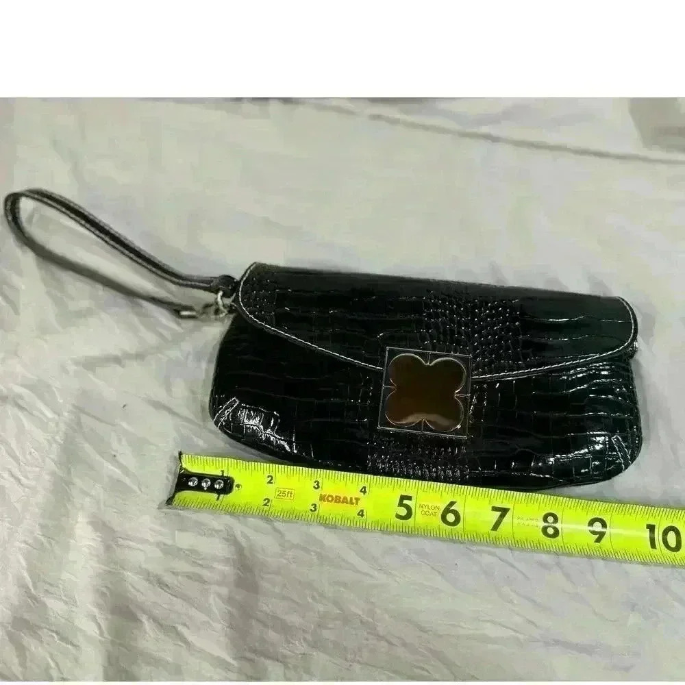 Liz Claiborne New York Convertible Strap Purse.
Black